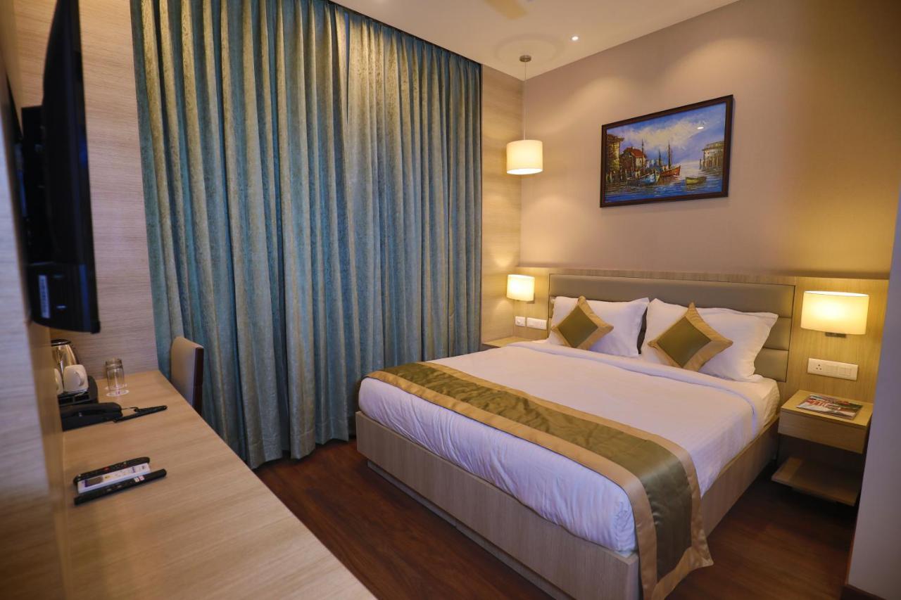 Goa Country Club Hotel Гургаон Екстериор снимка