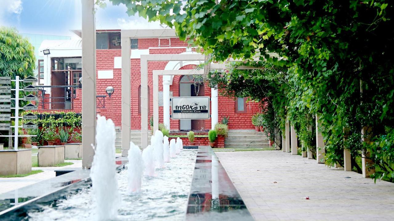 Goa Country Club Hotel Гургаон Екстериор снимка