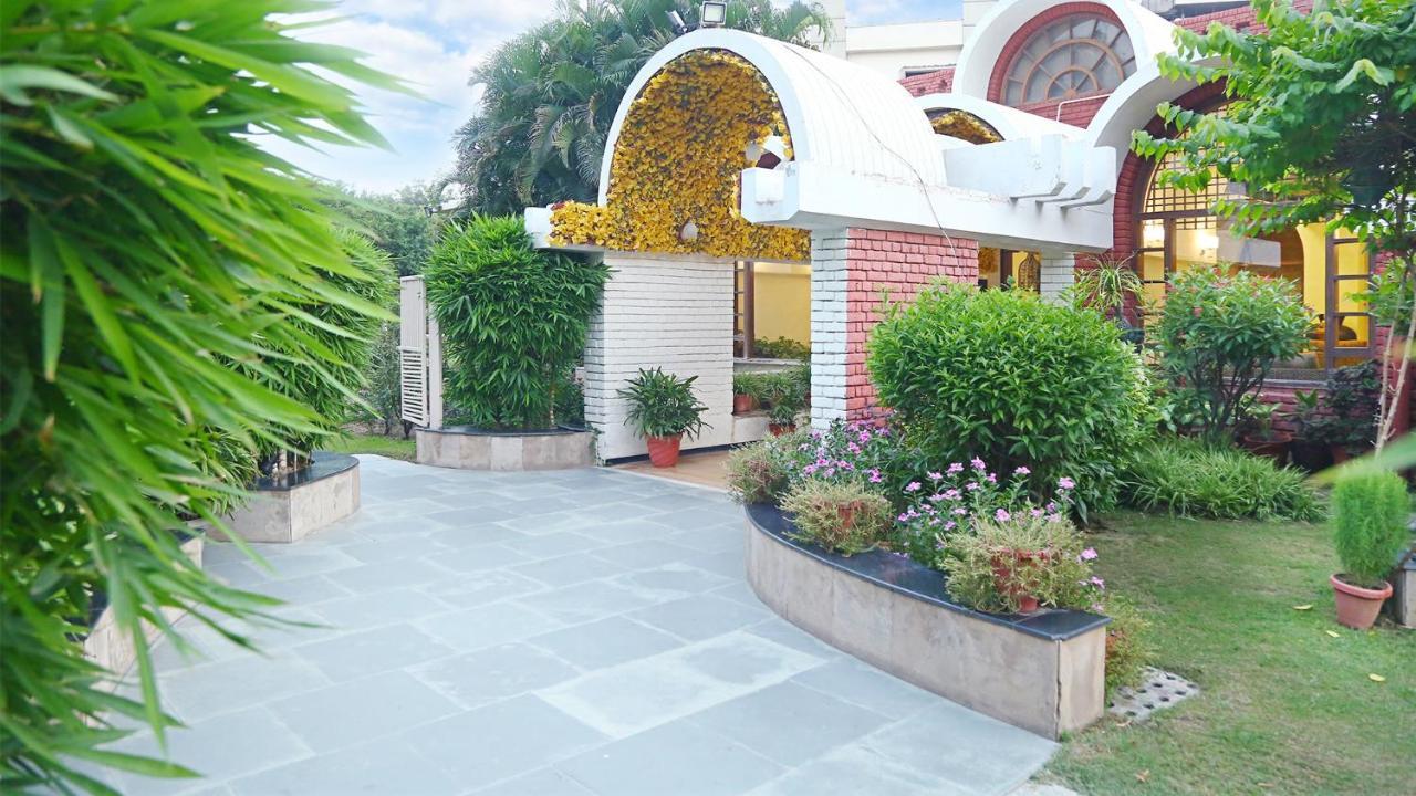 Goa Country Club Hotel Гургаон Екстериор снимка