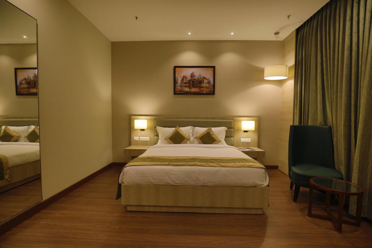 Goa Country Club Hotel Гургаон Екстериор снимка
