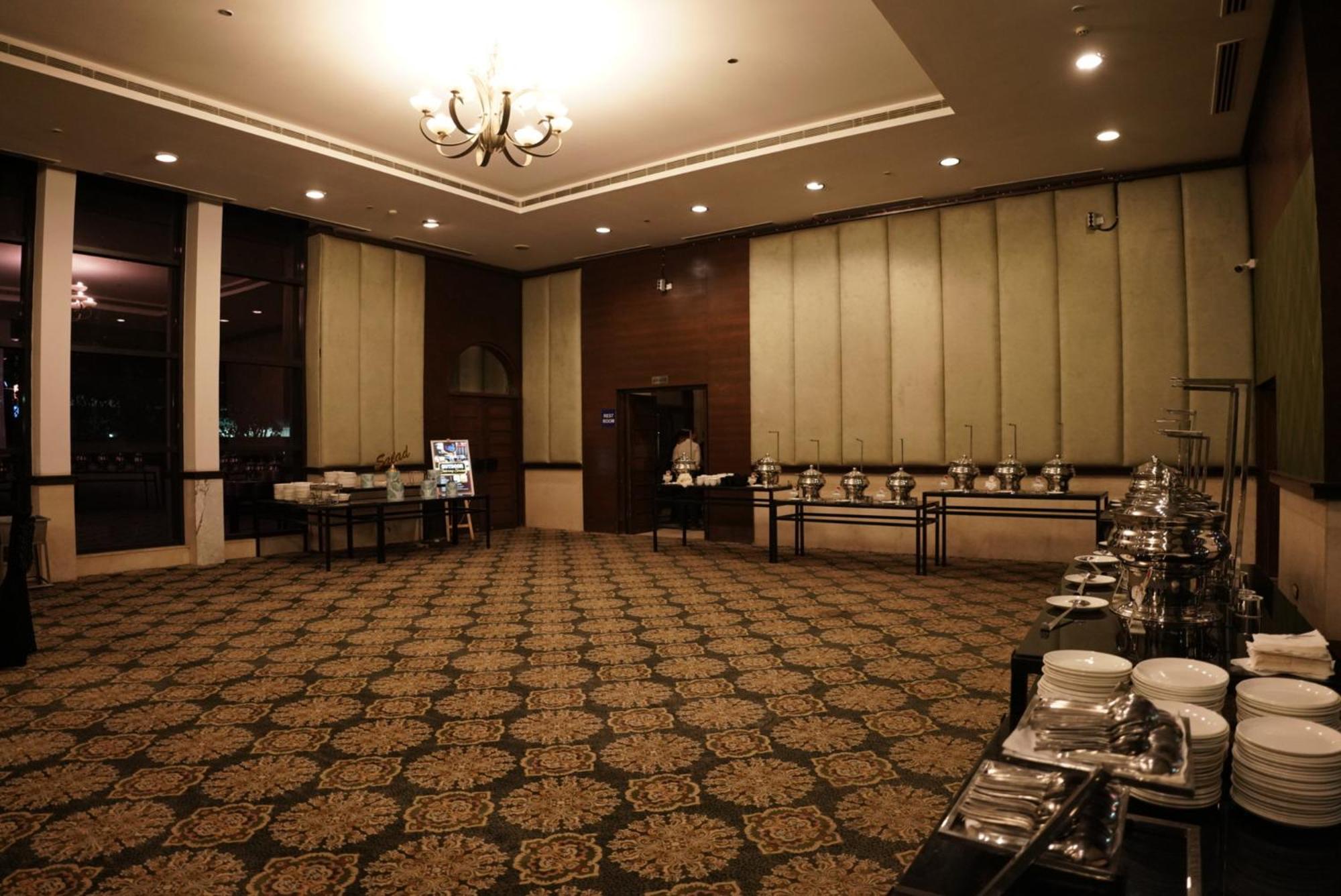 Goa Country Club Hotel Гургаон Екстериор снимка